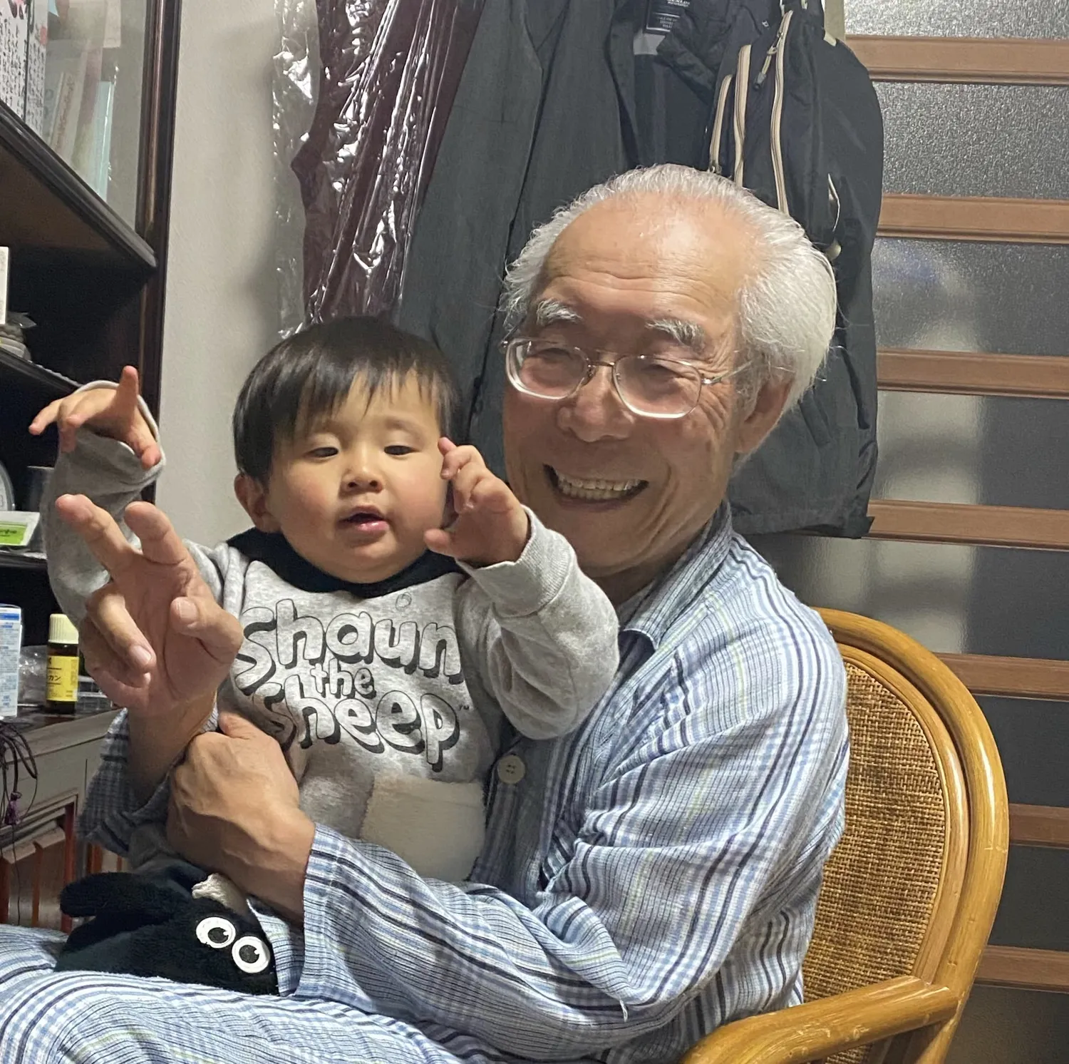孫と笑い合う祖父
